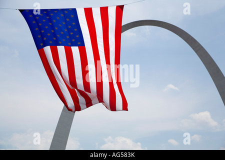 Fourth Of July Gateway Arch mit amerikanischen Flagge in St. Louis, Missouri Stockfoto