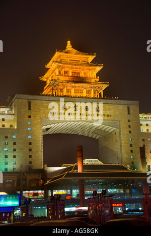 Peking CHINA, "Beijing West Railway Station", "beleuchtet" bei Nacht vor dem Bahnhof, Straßenszene, Stockfoto
