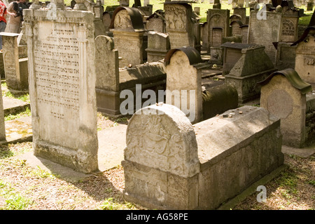 Historische jüdische Matzevas und Grabsteine auf dem alten Remuh-Friedhof, Bezirk Kazimierz, Krakau, Polen. Stockfoto
