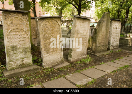 Alte Matzevas-Grabsteine auf dem jüdischen Remuh-Friedhof, Bezirk Kazimierz, Krakau, Polen. Historische jüdische Grabstätte mit Inschriften. Stockfoto