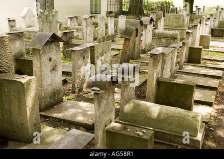 Historische Matzevas-Grabsteine auf dem alten jüdischen Remuh-Friedhof im Bezirk Kazimierz, Krakau, Polen. Antike Steingräber in einem Kulturerbe. Stockfoto