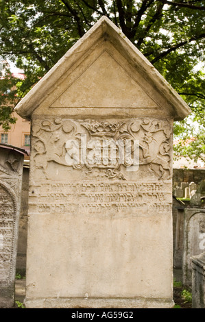 Grabsteine Matzevas auf dem alten jüdischen Remuh-Friedhof, Kazimierz, Krakau, Polen. Detaillierte Steinreliefschnitzerei mit hebräischen Inschriften. Stockfoto