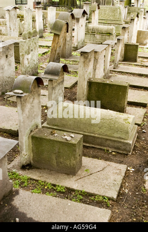 Alte Matzevas und Grabsteine auf dem historischen jüdischen Friedhof Remuh, Bezirk Kazimierz, Krakau, Polen. Antike Steindenkmäler in einem Kulturerbe. Stockfoto