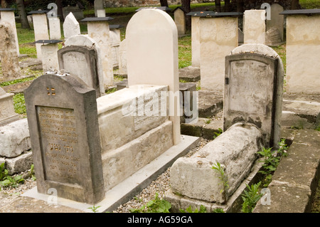 Antike hebräische Matzevas und Grabsteine auf dem historischen jüdischen Remuh-Friedhof in Kazimierz, Krakau, Polen. Stockfoto