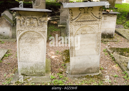 Historische Matzevas-Grabsteine auf dem alten jüdischen Remuh-Friedhof in Kazimierz, Krakau, Polen. Stockfoto