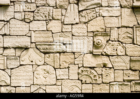 Eine Mauer zerstörter jüdischer Grabsteine auf dem Remuh-Friedhof in Kazimierz, Krakau, Polen, entstand aus Bruchstücken, die nach der Zerstörung durch die Nazis gerettet wurden. Stockfoto
