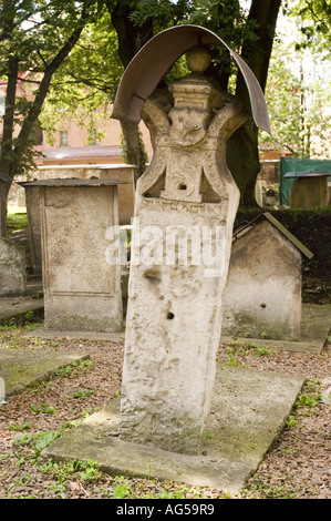 Historische Matzevas und Grabsteine auf dem Remuh Jüdischen Friedhof in Kazimierz, Krakau, Polen. Alte Grabstätte. Stockfoto