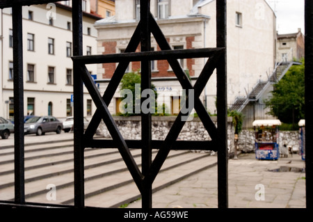 David-Star an einem Metalltor in der Nähe des Historischen Museums der Alten Synagoge im jüdischen Stadtteil Kazimierz in Krakau, Polen. Stockfoto
