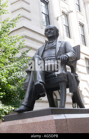 Statue von George Peabody (1795-1869), ein US-amerikanischer Philanthrop im hinteren Teil der Royal Exchange in der City of London GB UK Stockfoto