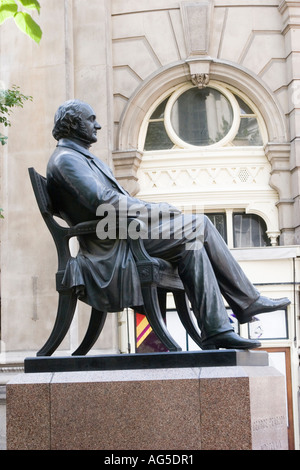 Statue von George Peabody (1795-1869), ein US-amerikanischer Philanthrop im hinteren Teil der Royal Exchange in der City of London Stockfoto