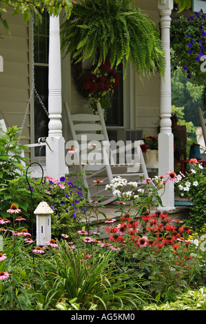 Landhaus Blumengarten mit Schaukelstühle auf der Veranda Georgetown Indiana Stockfoto