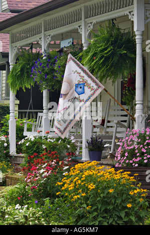 Viktorianische Landhaus Blumengarten mit Schaukelstühlen und Schaukel auf der Veranda Georgetown Indiana Stockfoto