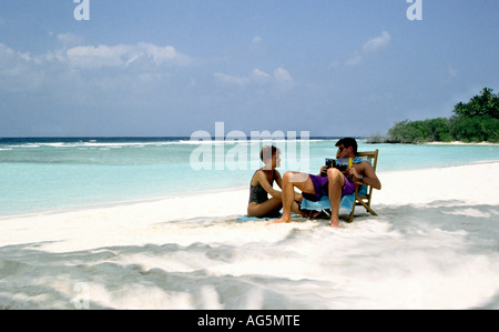 Kuredhu Malediven Resort paar am Strand Stockfoto
