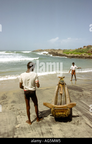 Indien Kerala Kovalam Leuchtturm Strand Angeln Angler mit traditionellen Blockhaus Boot Stockfoto