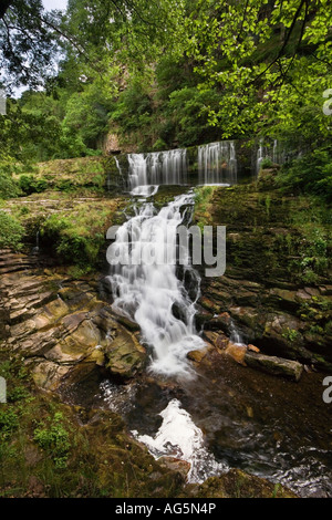 Weitwinkelaufnahme des Sgwd Isaf Clun Gwyn Wasserfall in den Brecon Beacons Nationalpark von Wales Großbritannien Stockfoto