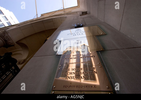 Die Versicherungshalle, die Gesellschaft der Finanzberater, die Gesellschaft der Techniker in der Versicherung, das Namensschild aus Messing Aldermanbury Stockfoto