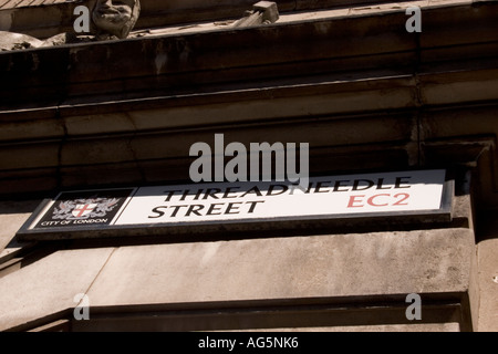 Threadneedle Street Schild, City of London, Straßenschild, Heimat der Bank von england, auch bekannt als die alte Dame der threadneedle Street im Londoner Finanzviertel Stockfoto