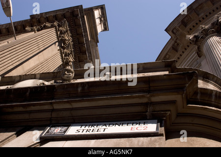 Threadneedle Street Schild, City of London, Straßenschild, Heimat der Bank von england, auch bekannt als die alte Dame der threadneedle Street im Londoner Finanzviertel Stockfoto