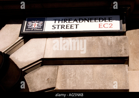 Threadneedle Street Schild, City of London, Straßenschild, Heimat der Bank von england, auch bekannt als die alte Dame der threadneedle Street im Londoner Finanzviertel Stockfoto