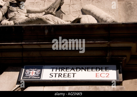 Threadneedle Street Schild, City of London, Straßenschild, Heimat der Bank von england, auch bekannt als die alte Dame der threadneedle Street im Londoner Finanzviertel Stockfoto