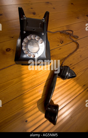 Altes altes schwarzes GPO General Post Office Bakelit Telefon mit Drehrad Stockfoto