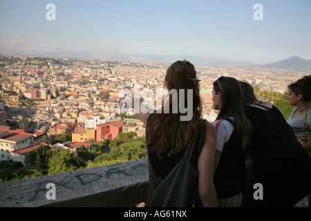 Mädchen kommen an die Spitze des Vomero Hill in der Dämmerung um den Sonnenuntergang über Neapel Stadt in Italien Stockfoto