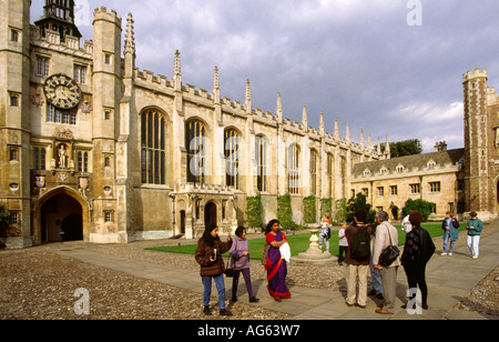 UK Cambridgeshire Cambridge Reisegruppe im Innenhof des Trinity College Stockfoto