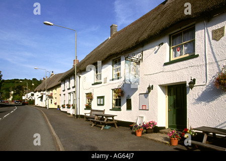 Devon Sticklepath Hauptstraße und dem Fluss Public house Stockfoto