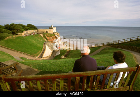 Devon Sidmouth Besucher entspannend auf Peak Hill Bank Stockfoto