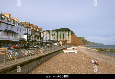 Devon Sidmouth Menschen saßen am Strand Stockfoto