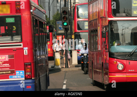 Busverkehr in der Oxford Street in London UK Stockfoto