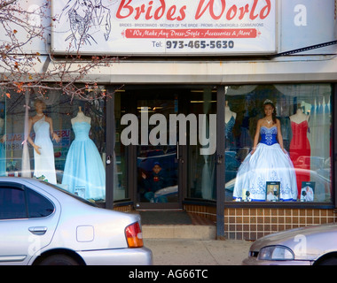 Young Girl vorgibt, Schaufensterpuppen Shop Fenster, New Jersey, USA Stockfoto