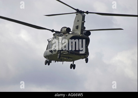 Crew winken von der Rückseite des Chinook während Shoreham Seeweg Royal Air Force Association Charity Airshow Stockfoto