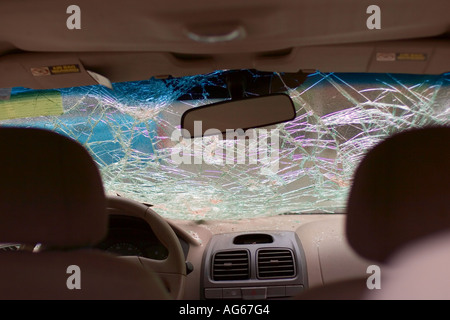 Zerbrochenen Windschutzscheibe nach Autounfall, New York, USA Stockfoto