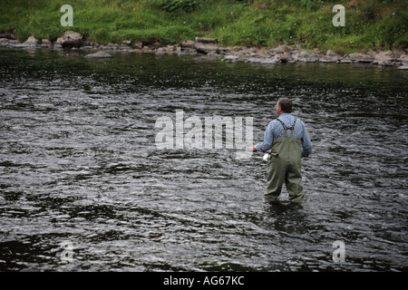 Fischer Lachs Angeln, waten mit Stab und Linie in den Fluss Spey, Speyside, schloss Grant Beat, Schottland Großbritannien Stockfoto