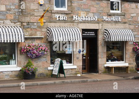 Whisky Castle Werbung, feinste Malt Whiskys, Scottish Blends Retail Whisky Flasche traditioneller Stein Touristenladen in Tomintoul Schottland, Großbritannien Stockfoto