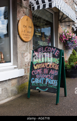 Whisky Castle Werbung, feinste Malt Whiskys, Scottish Blends Retail Whisky Flasche Traditional Built Stone Tourist Shop in Tomintoul Scotland UK Stockfoto