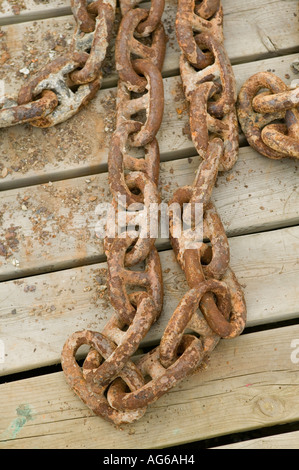 Rostige Ketten liegen auf den Holzplanken ein Plateform Mai 2006 Stockfoto