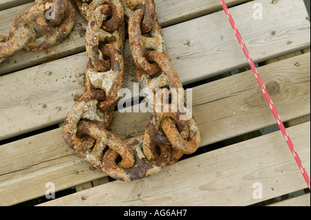 Rostige Ketten liegen auf den Holzplanken ein Plateform Mai 2006 Stockfoto