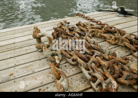 Rostige Ketten liegen auf den Holzplanken ein Plateform Mai 2006 Stockfoto