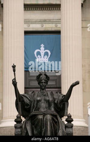 Skulptur der Göttin Minerva, Alma Mater vor der Columbia University Bibliothek Gebäude in New York City USA, Mai 2006 Stockfoto