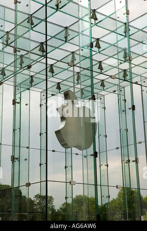 Apple-Logo im neuen Apple Store auf der Fifth Avenue in New York City USA Mai 2006 Stockfoto