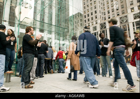 Apple Mitarbeiter jubeln willkommen Kunden betreten den Apple speichern Cube auf der 5th Avenue in New York City USA 19. Mai 2006 Stockfoto