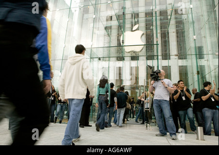 Apple Mitarbeiter jubeln willkommen Kunden betreten den Apple speichern Cube auf der 5th Avenue in New York City USA 19. Mai 2006 Stockfoto