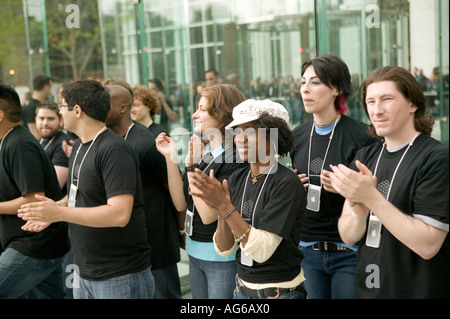 Apple Mitarbeiter jubeln willkommen Kunden betreten den Apple speichern Cube auf der 5th Avenue in New York City USA 19. Mai 2006 Stockfoto