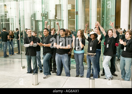 Apple Mitarbeiter jubeln willkommen Kunden betreten den Apple speichern Cube auf der 5th Avenue in New York City USA 19. Mai 2006 Stockfoto