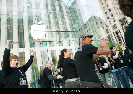 Apple Mitarbeiter jubeln willkommen Kunden betreten den Apple speichern Cube auf der 5th Avenue in New York City USA 19. Mai 2006 Stockfoto