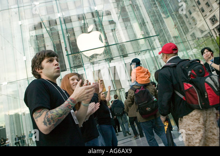 Apple Mitarbeiter jubeln willkommen Kunden betreten den Apple speichern Cube auf der 5th Avenue in New York City USA 19. Mai 2006 Stockfoto