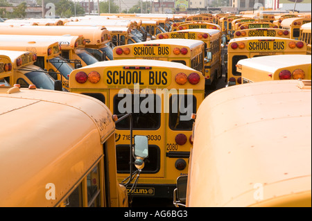 Klassische amerikanische gelben Schulbusse geparkt in Brooklyn in New York City USA, Mai 2006 Stockfoto