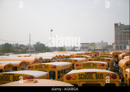 Klassische amerikanische gelben Schulbusse geparkt in Brooklyn in New York City USA, Mai 2006 Stockfoto